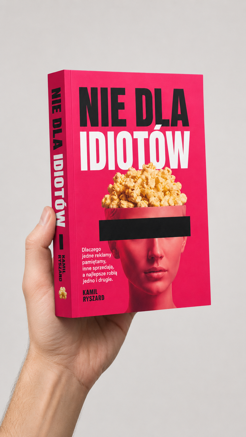 Wizualizacja książki „Nie dla idiotów” trzymanej w dłoni